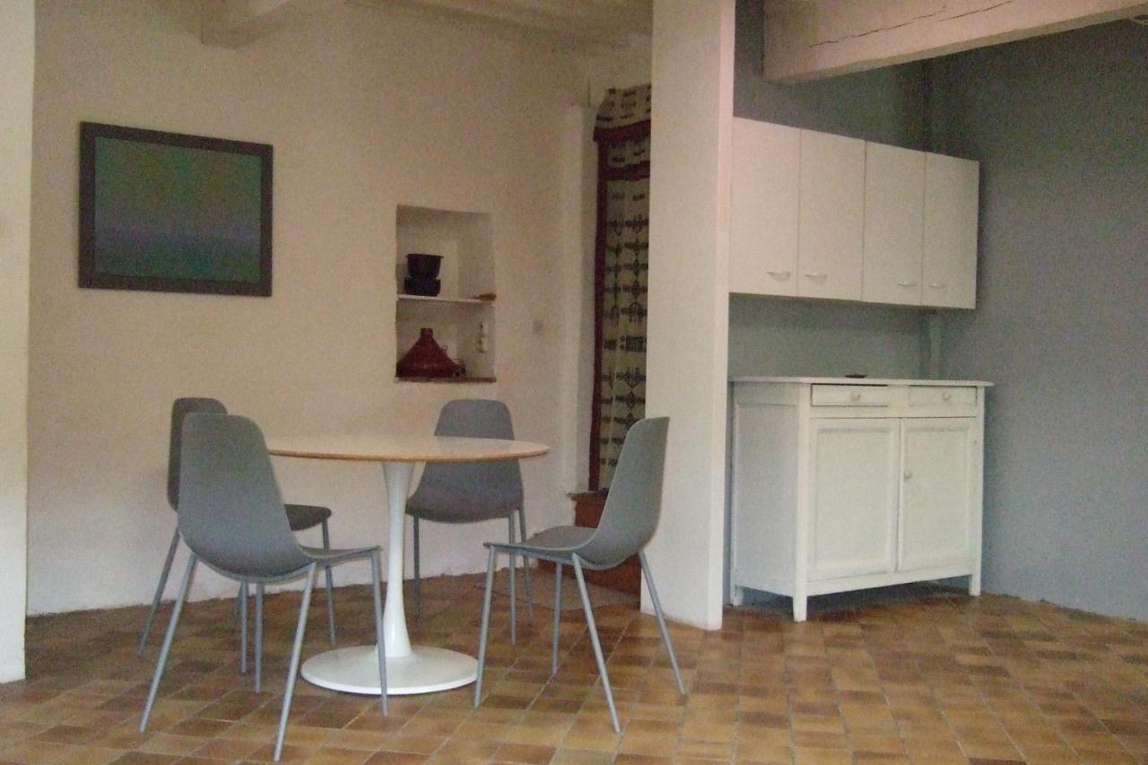 Une Maison Dans Le Village Ribiers 외부 사진