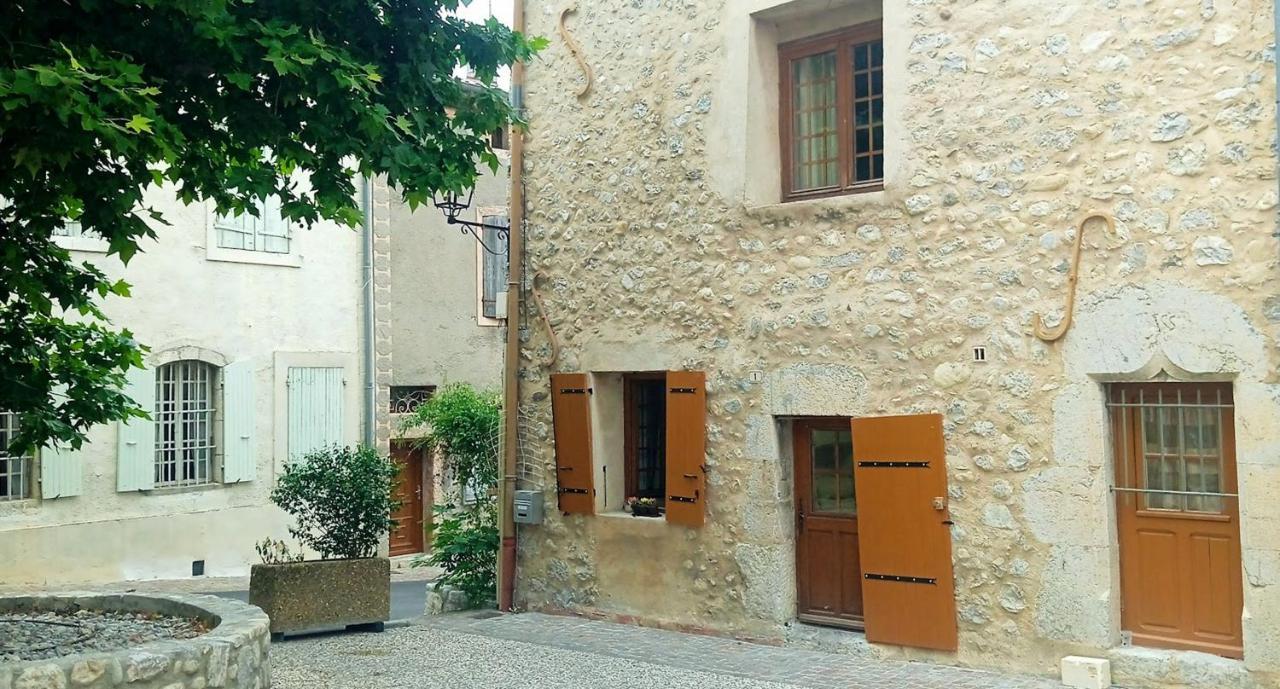 Une Maison Dans Le Village Ribiers 외부 사진