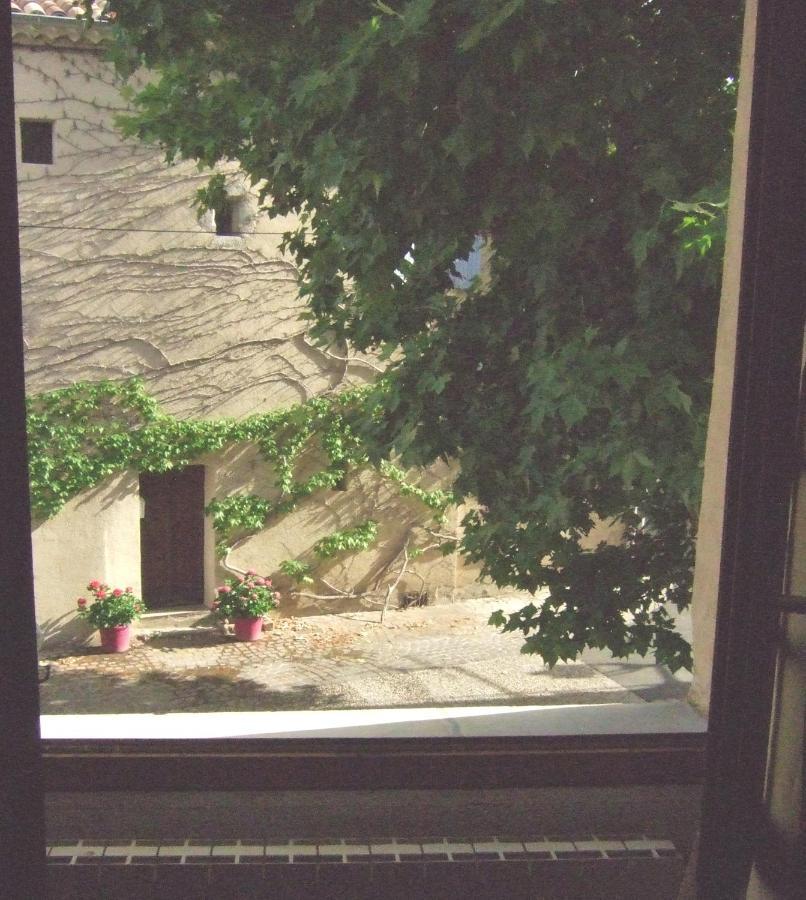 Une Maison Dans Le Village Ribiers 외부 사진