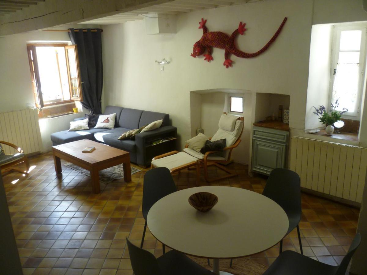 Une Maison Dans Le Village Ribiers 외부 사진
