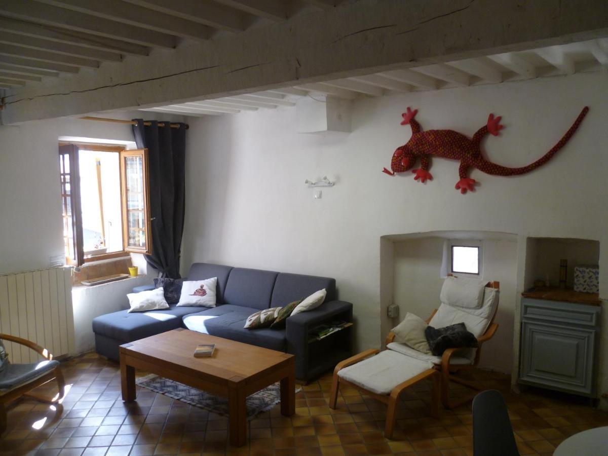 Une Maison Dans Le Village Ribiers 외부 사진